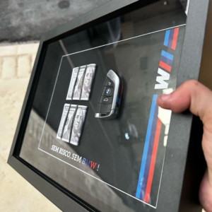 Quadro Exclusivo Decorativo com Temática BMW X5, com Chave 3D e Notas de Dólares