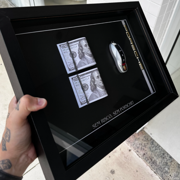 Quadro Exclusivo Decorativo com Temática Porsche 911, com Chave 3D e Notas de Dólares